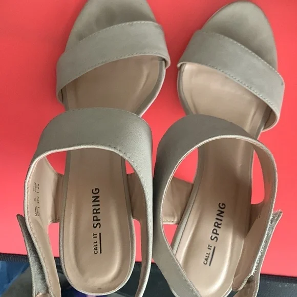 💚💚 Call It Spring Heels ~ Velcro Ankle Strap size 7 - Picture 2 of 5